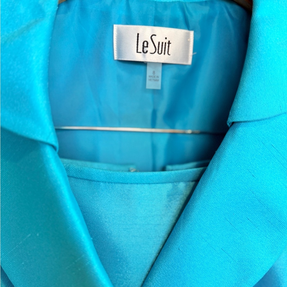 Le Suit Blue Blazer Elegant and Versatile